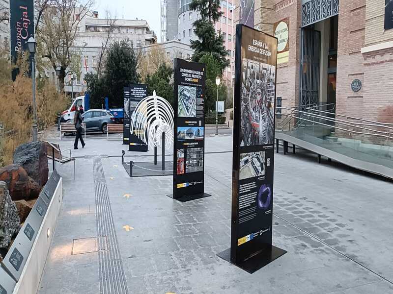 Alquiler de soportes expositivos en Madrid para exposición institucional