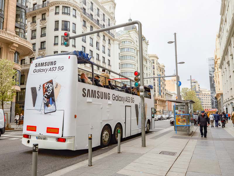 autobús descapotable en la promoción de los nuevos Galaxy