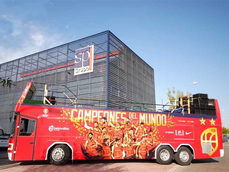 Autobús rotulado campeones del mundo de baloncesto