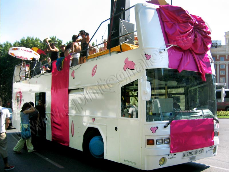 autobuses descapotables para orgullo 2014
