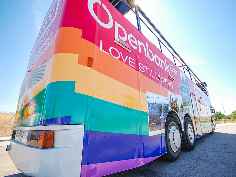 bus rotulado para el Orgullo Gay en Madrid