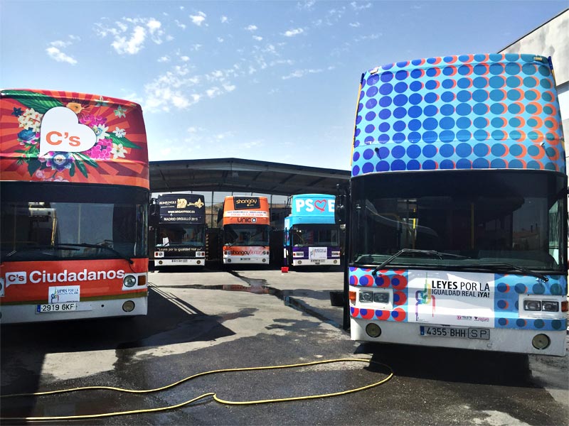 buses vinilados para desfiles y eventos
