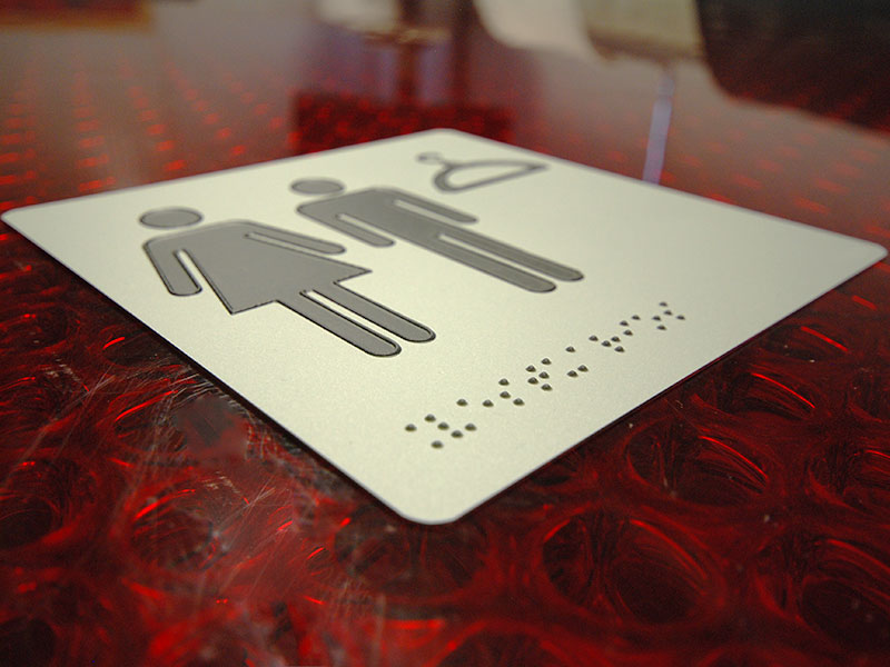 Cartelería en braille con autorrelieves