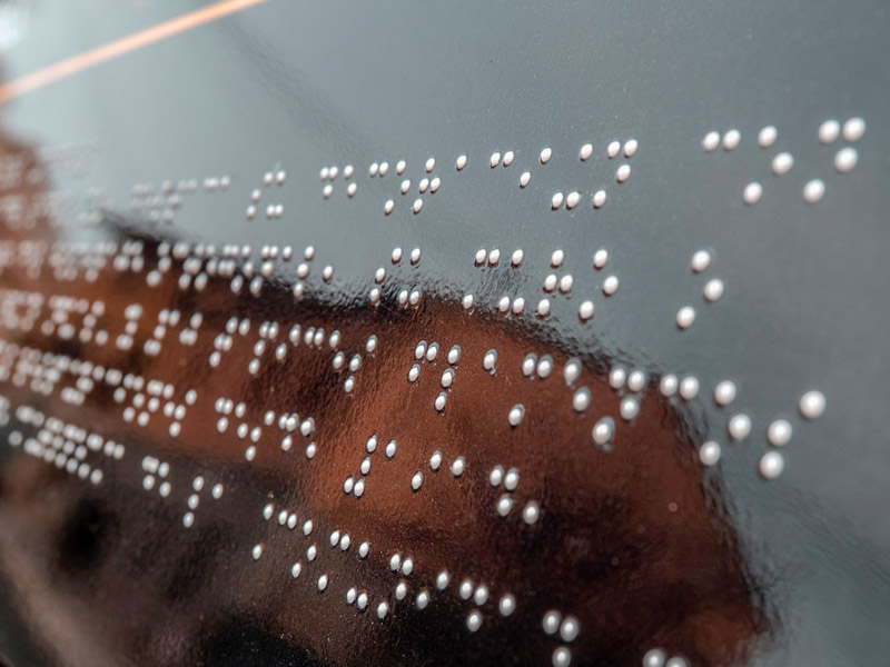 cartel exterior con braille impreso