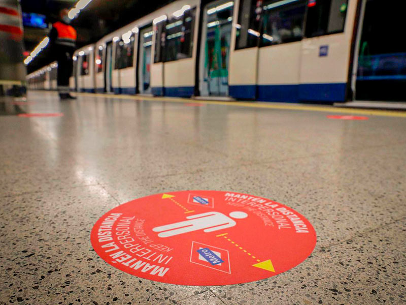 Vinilo de distanciamiento en Metro de Madrid