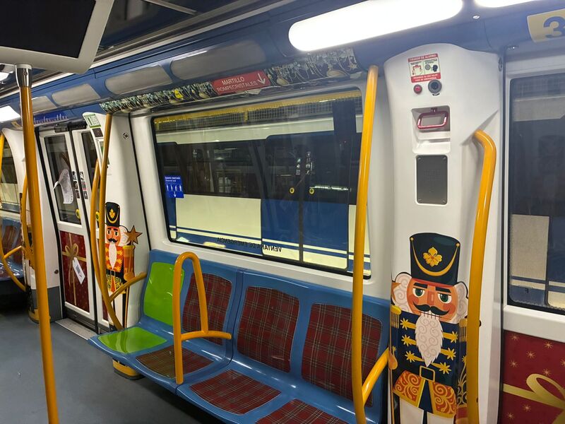 decoracion-interior-tren-navidad-2025-metro-madrid.jpg