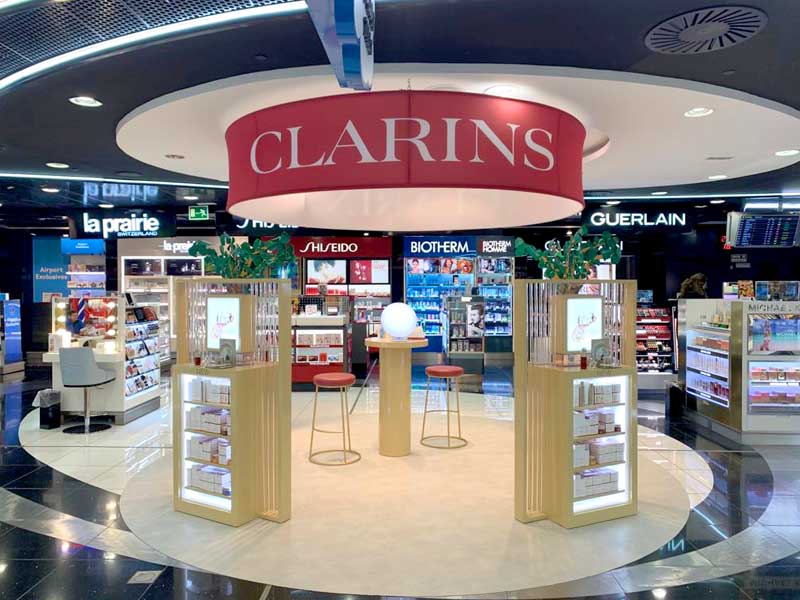 Decoración de espacio promocional Clarins en aeropuerto Barajas