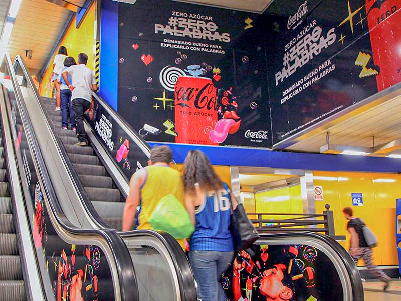 Campaña de Coca-Cola en Metro Callao