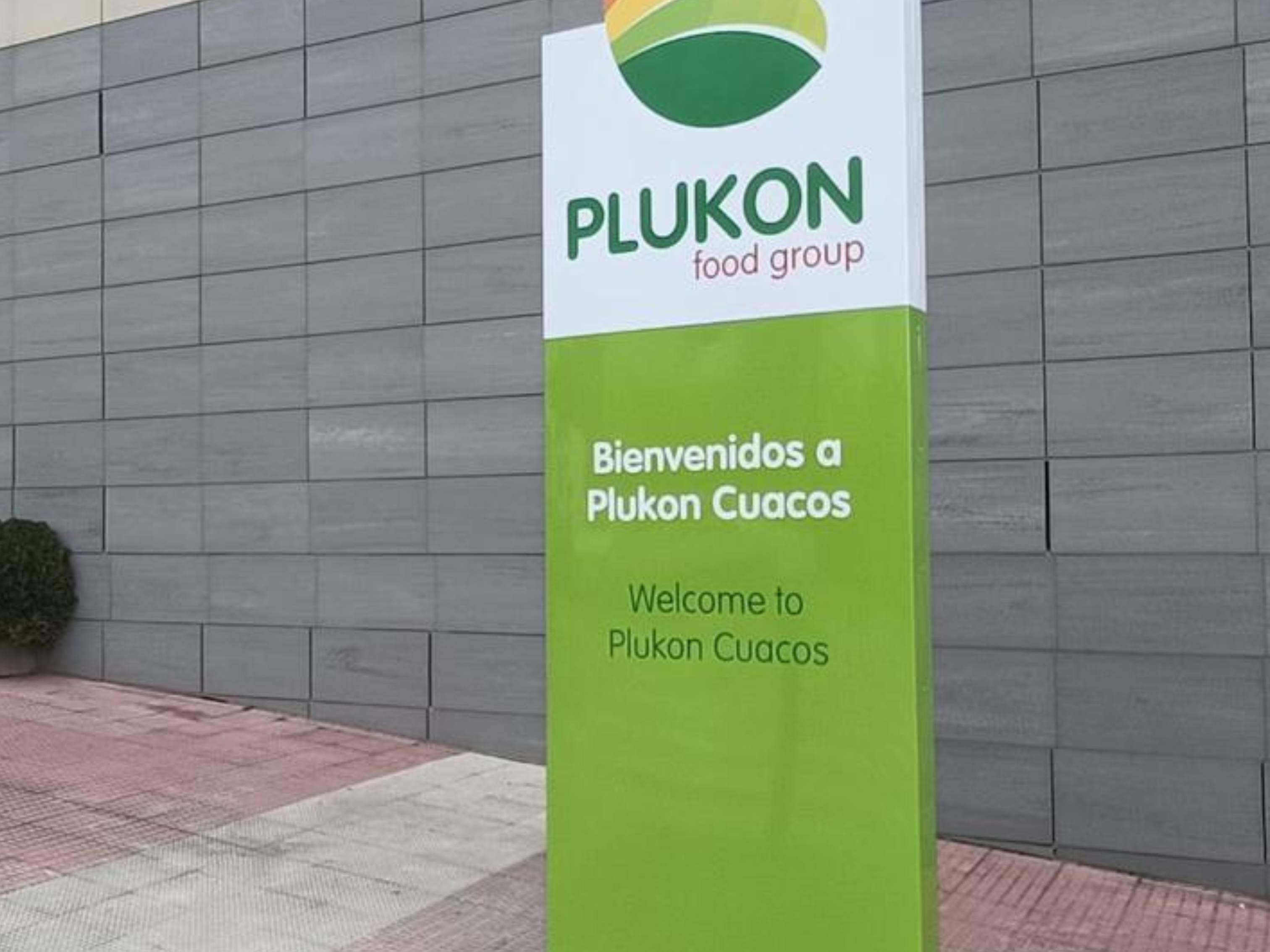 Instalación profesional de tótem publicitario en Madrid