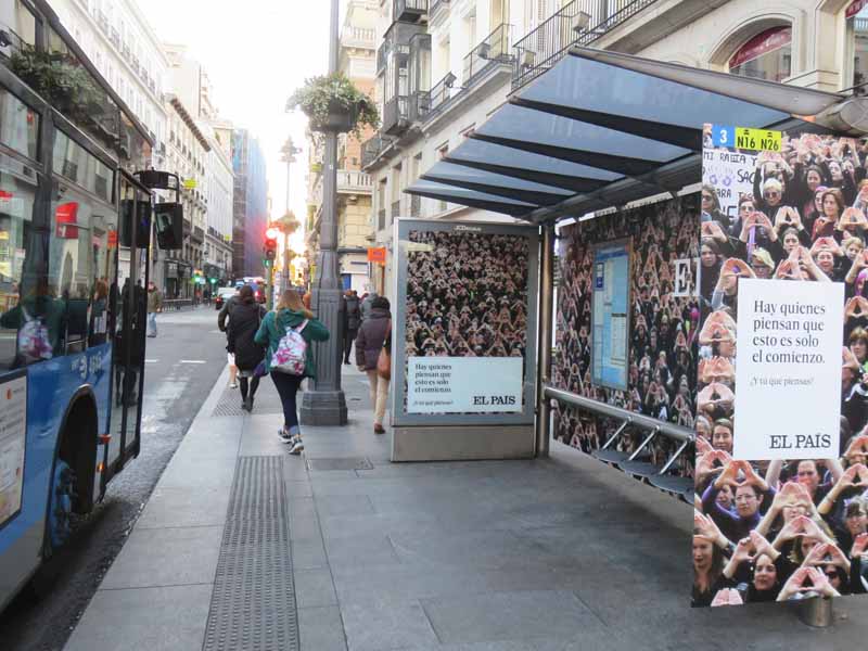 Personalización de marquesinas publicitarias para El País