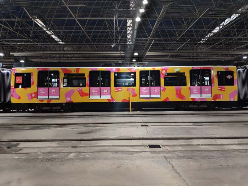 Rotulación de vagones Metro de Madrid simulando papel regalo