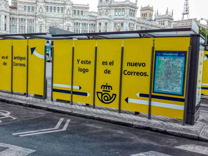 Marquesinas publicitarias en Plaza de Cibeles con nueva imagen de marca Correos
