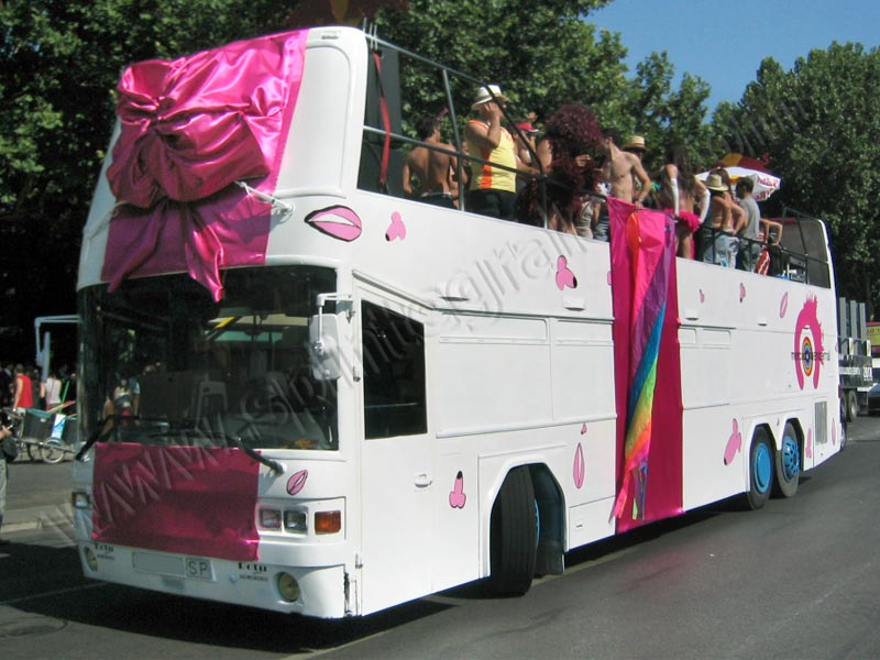 bus descapotable en el orgullo gay