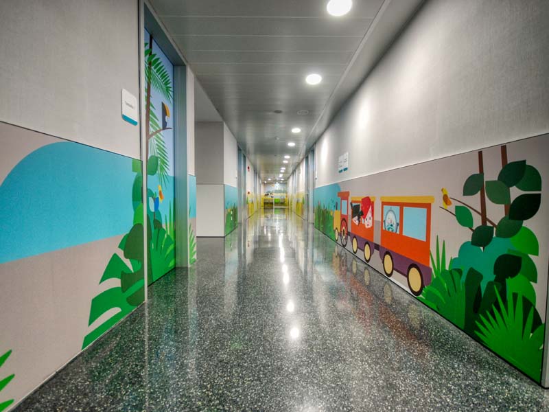 Decoración infantil del pasillo de consultas de pediatría en Quirónsalud Madrid