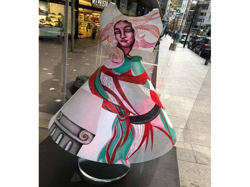 vestido pintado artísicamente en andorra shopping festival
