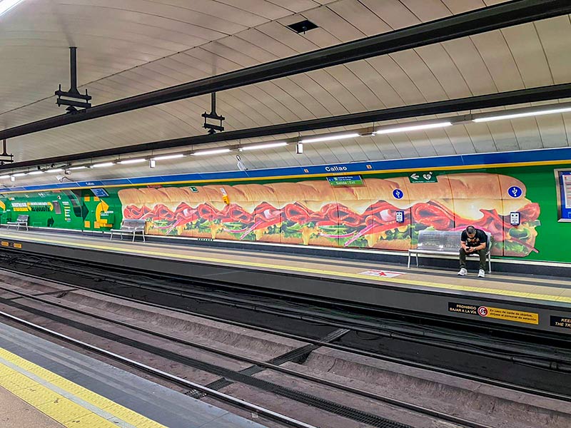 Metro Callao andén rotulado