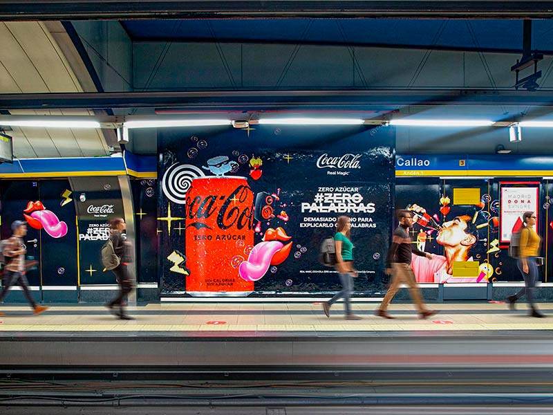 estación de Callao rotulada con campaña de Coca-Cola