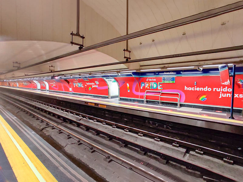 Metro de Madrid rotulado en la campaña de Tiktok