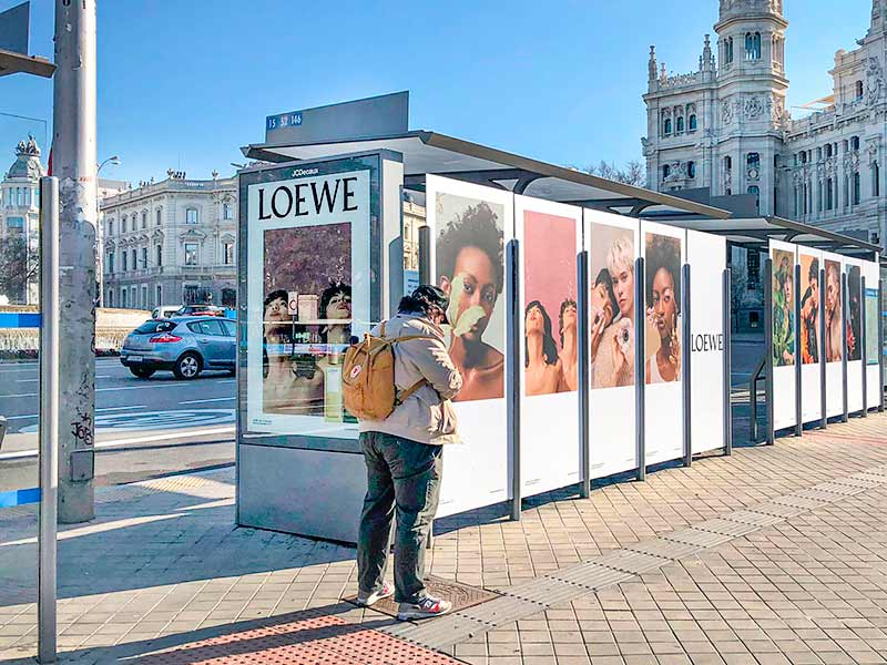 Mobiliario urbano personalizado para publicidad