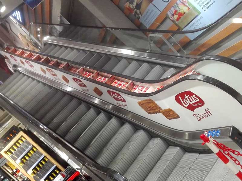 Carrefour Market escaleras mecánicas rotuladas