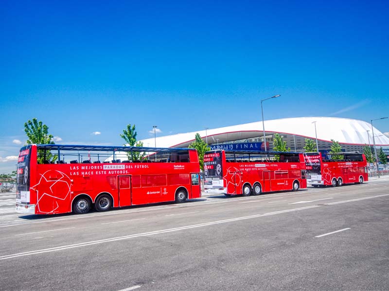 Autobuses descapotables rotulados para el Banco Santander