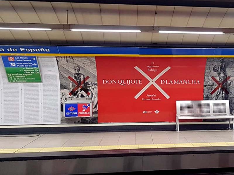 El Quijote decora los andenes de metro Plaza de España