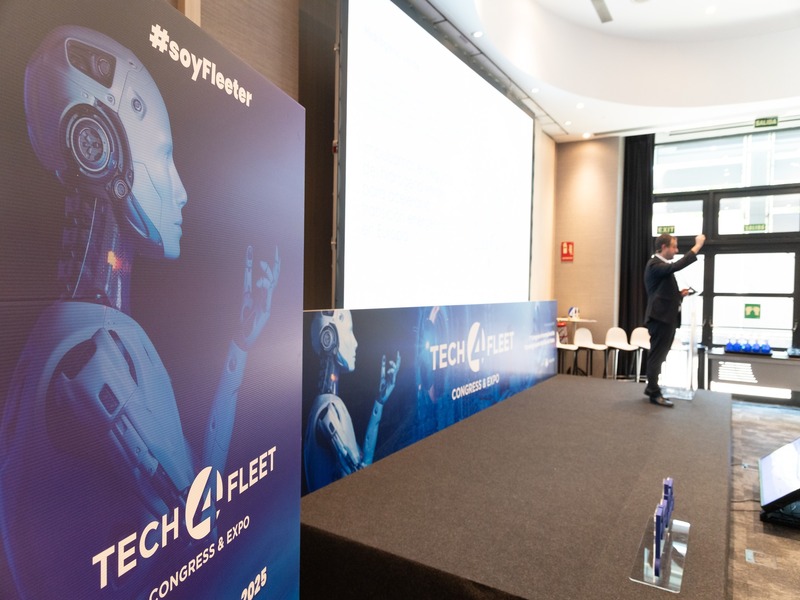 Instalación de trasera en cartón pluma durante el evento Tech4Fleet