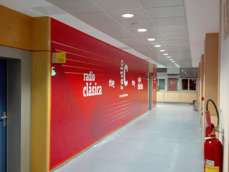 Estudios Radio Clásica decorados con vinilo impreso