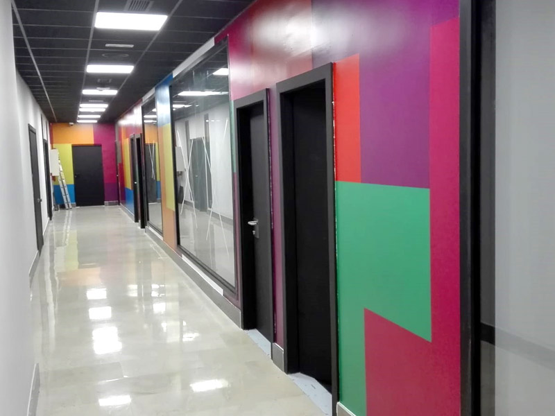 Decoración interior con vinilos de pared en aulas de Atresmedia Formación