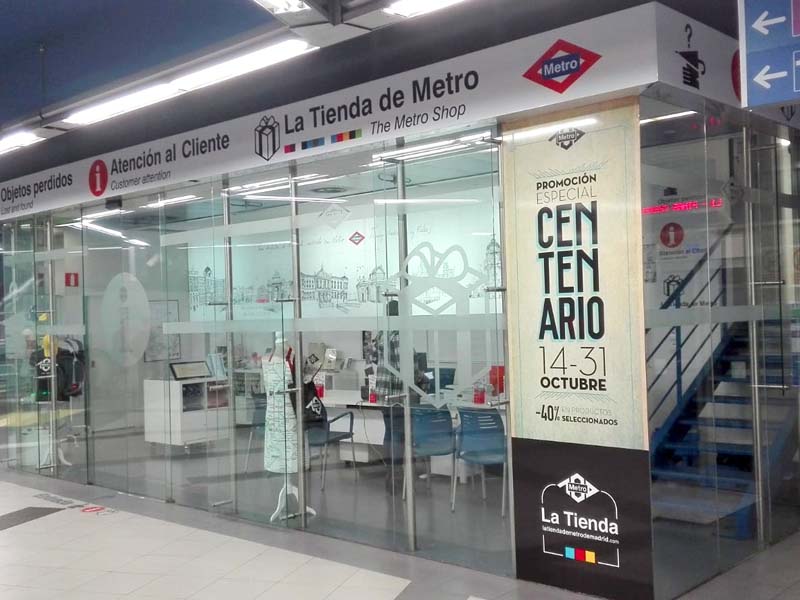 Rotulación de vinilos en tienda metro Plaza de Castilla