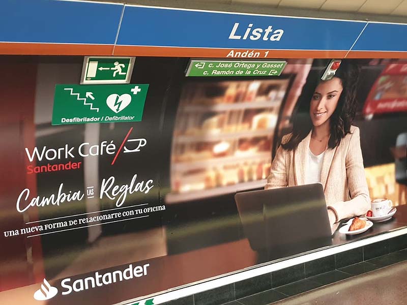 Rotulación de andén Metro Lista con publicidad Santander
