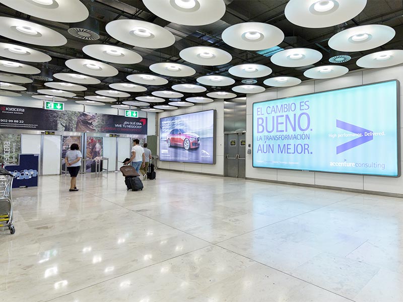 publicidad en el aeropuerto de Madrid
