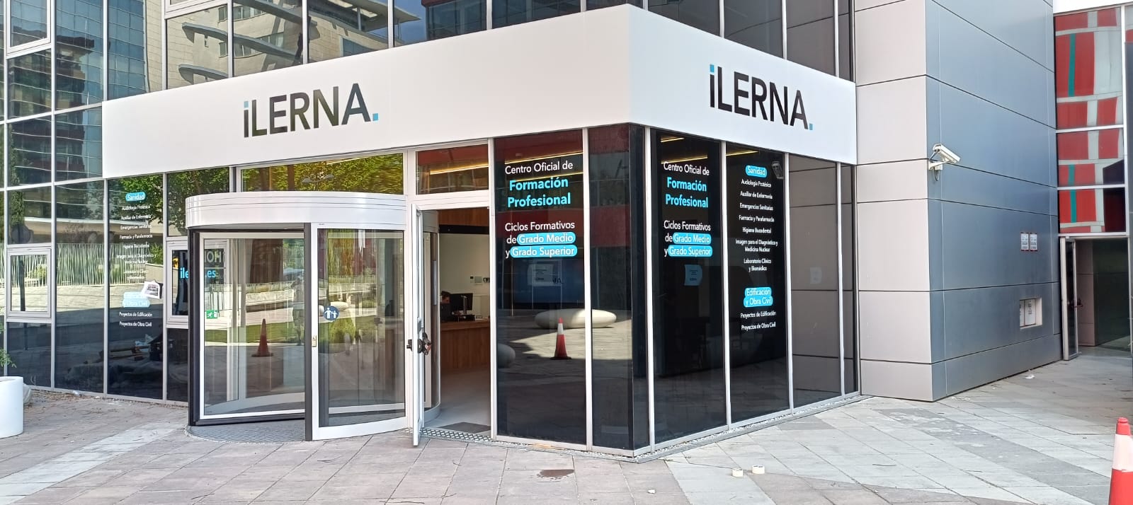 ILERNA · Rotulación de fachada y cristales