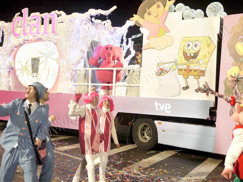 vehículo transformado en carroza para desfile Reyes Magos