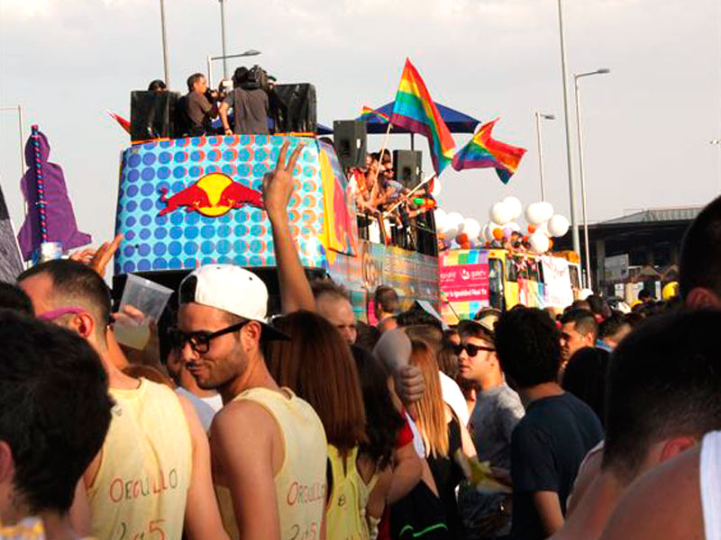autobuses descapotables rotulados para desfile orgullo gay
