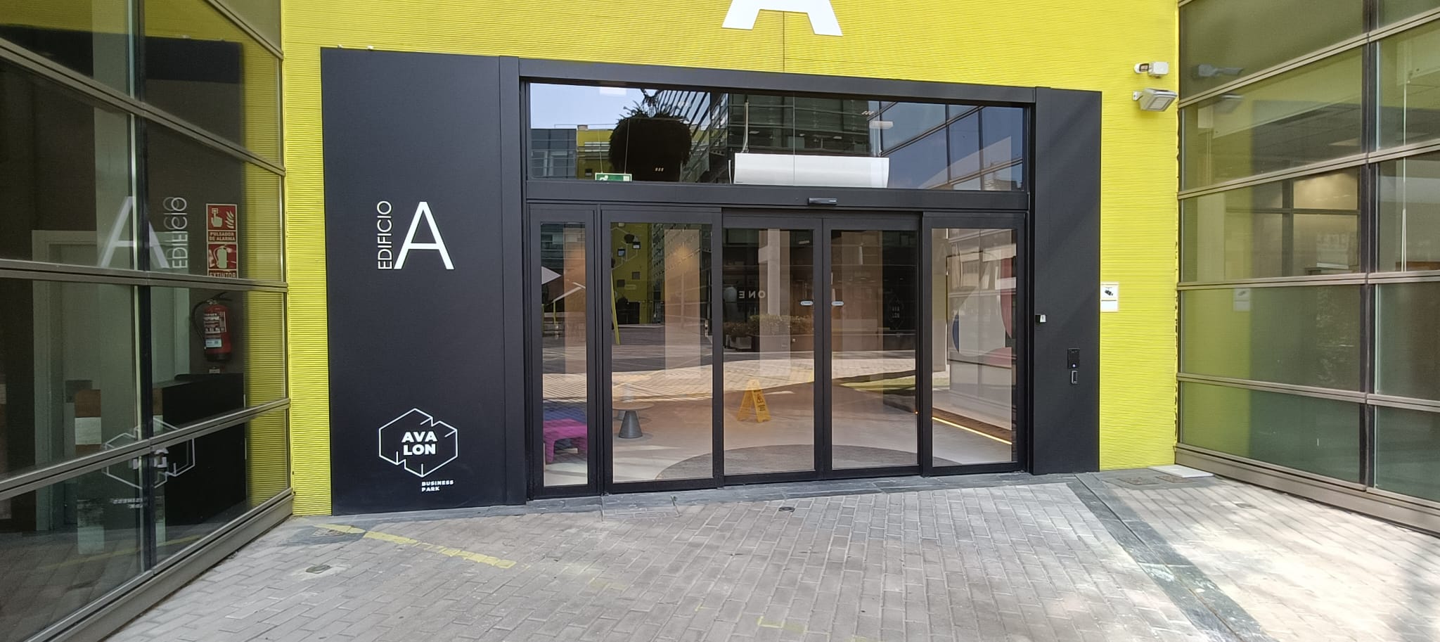Señalética exterior del acceso al edificio A de Avalon, producida e instalada por Grupo SPI para GÄRNA