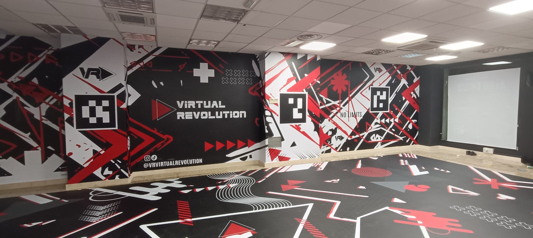 Gráficas impresas en paredes y suelo del espacio VR Revolution de Valladolid