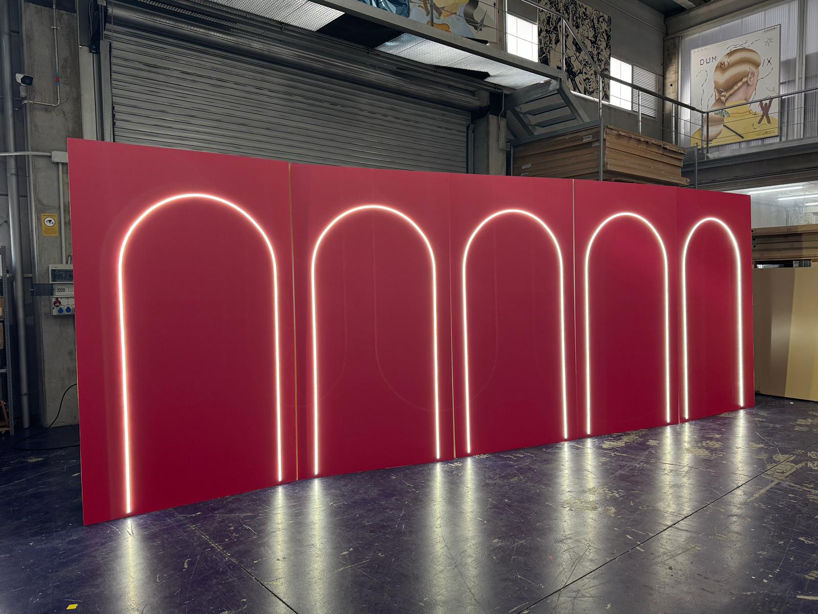 Arcos rojos con iluminación LED fabricados por SPI, fotografiados en su taller