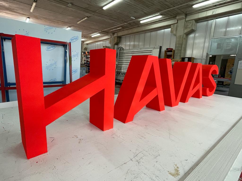 HAVAS · Corpóreo y trasera para evento · Vista complementaria