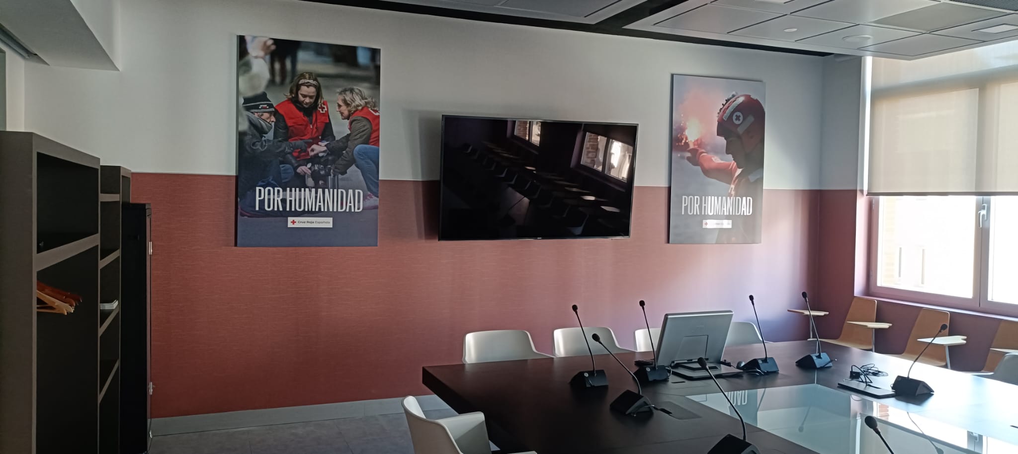 Gráficas de Cruz Roja impresas sobre paneles de Dibond en la pared de una sala