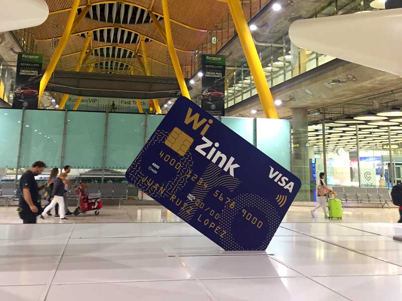 WiZink · Tarjeta gigante en Barajas ·