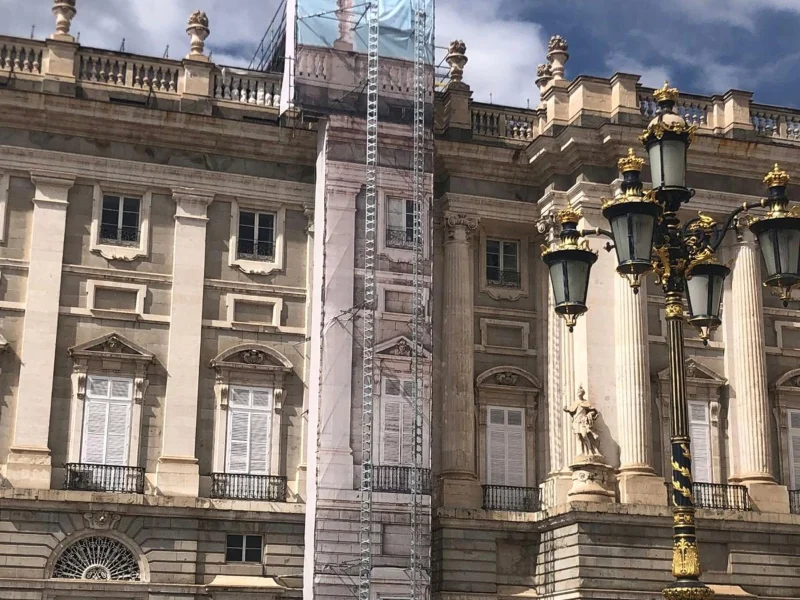 Lona mimética impresa instalada sobre el andamio del Palacio Real de Madrid