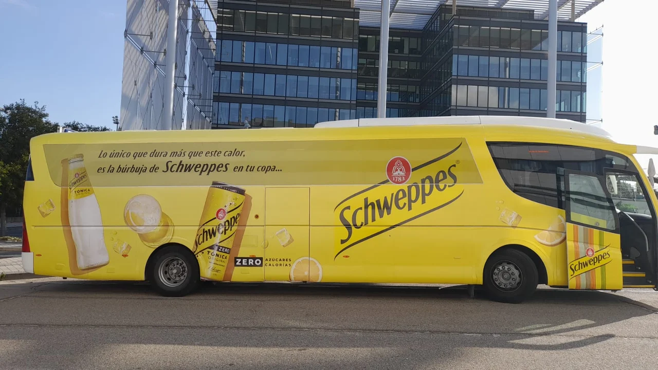 Schweppes · Un autobús convertido en presencia de marca · Vista principal
